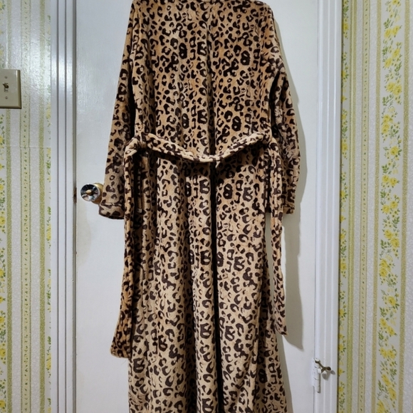 UGG® Leopard Print Long Sleeve Double Fleece Long Wrap Marlow Cozy Robe - Picture 7 of 8